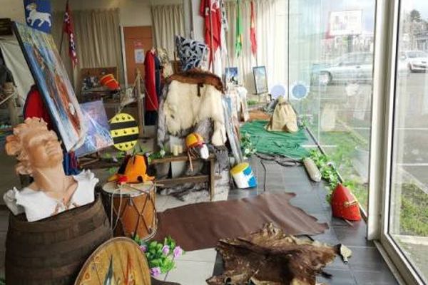 Sur 40 mètres de long, l'APFHV aménage sa vitrine pour une exposition sur le monde médiéval à Lucé