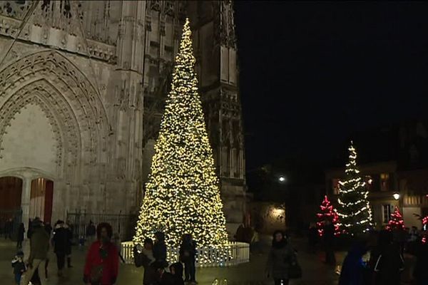 De grands sapins ont été installés comme ici sur la place de la cathédrale.