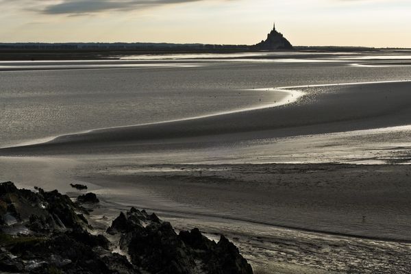 Ombre et lumière au Mont-Saint-Michel.