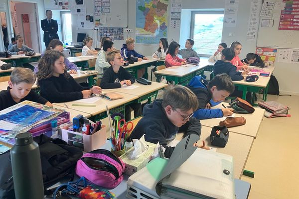 Les enfants de l'école Bernard Pivot, à Vaux-en-Beaujolais, en pleine rédaction de la dictée.