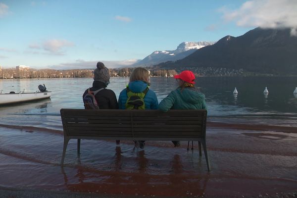 Le lac d'Annecy a débordé et atteint un niveau de 40 cm supérieur à la normale