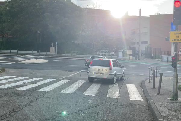 Un feu rouge qui ne passe jamais ... au vert dans ce quartier de Marseille.