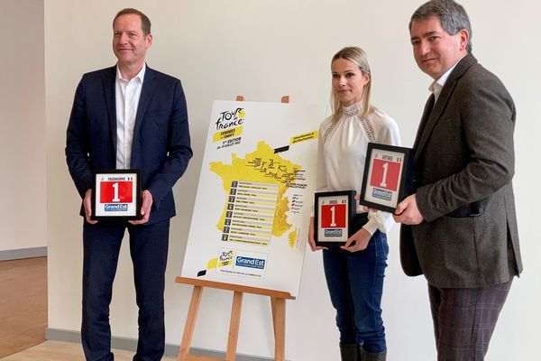 Marion Rousse, directrice du Tour de France femmes, au côté de Jean Rottner et Christian Prudhomme.