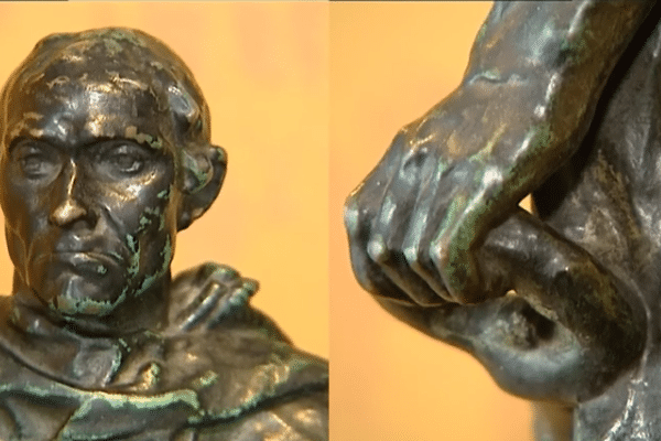 Parmi les objets proposés, un bronze de Rodin est mis en vente à partir de 100.000 euros. Spolié par les nazis en 1940 à Alphonse Kann, cette pièce a été restituée à ses héritiers en 1946. 