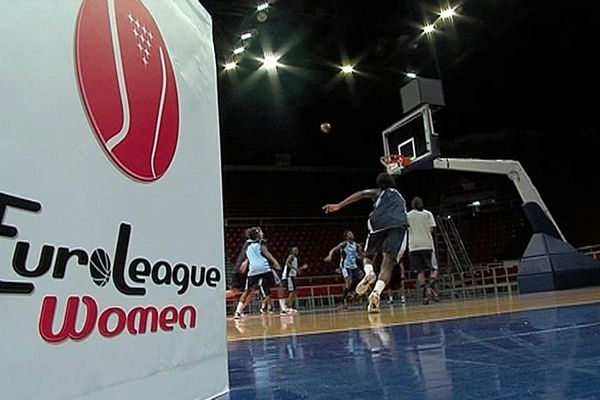 Les Mondevillaises à l'entraînement dans la salle mythique du Galatasaray, avant le match de ce soir contre les Turques en Euroligue