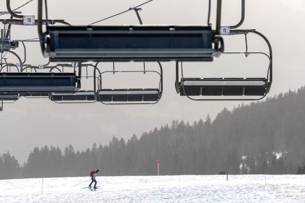 Les saisonniers des remontées mécaniques et des domaines skiables vont bénéficier d'une hausse de salaire de 3,2% pour la saison 2021-2022.