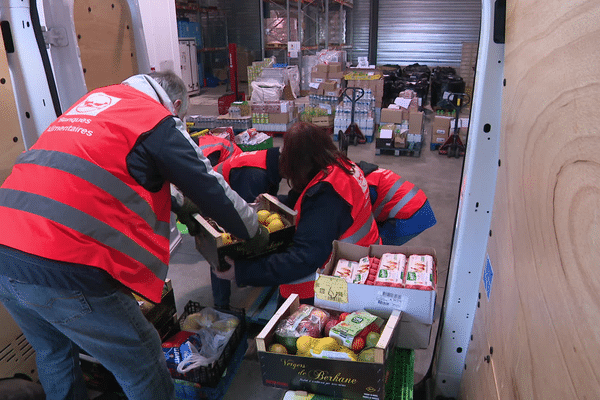 Des bénévoles de la Banque Alimentaire rassemblent la collecte 2019 au dépôt de Longueau (80).