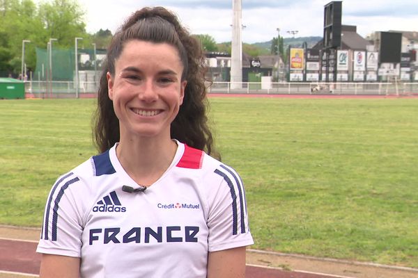 Charlotte Mouchet est championne de France du 1500 mètres, elle s'entraine en vue des JO de Paris 2024.