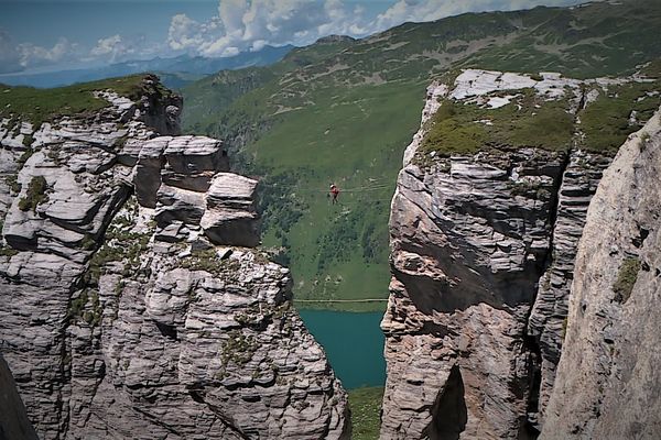 La via ferrata du Roc du Vent, au-dessus du lac de Roselend, en Savoie, offre une expérience à couper le souffle