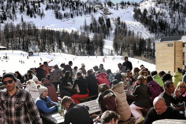 A Isola 2000 : neige, bulles de champagne et vue sur les montagnes pour un réveillon sur les cimes.