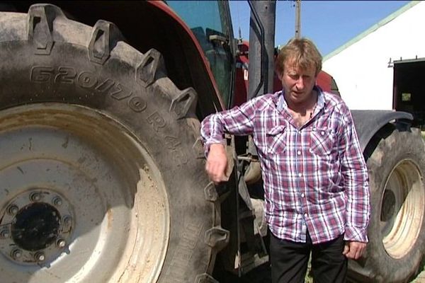 Ecomouv réclame près d'un million d'euros à Jo Baron, agriculteur, suite à la destruction du portique écotaxe de Lanrodec
