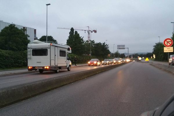 Le véhicule se retrouve nez-à-nez avec des voitures en provenance de Paris. 