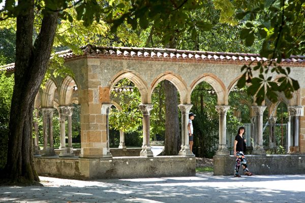 Le cloître a été racheté au 19ème siècle par la mairie de Tarbes.