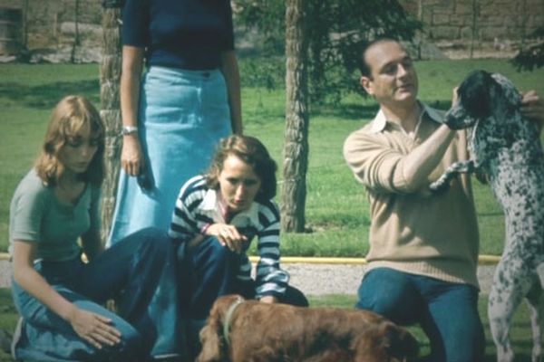 Capture d'écran du "Clan chirac" sur France 2.  Jacques Chirac avec ses enfants en famille.