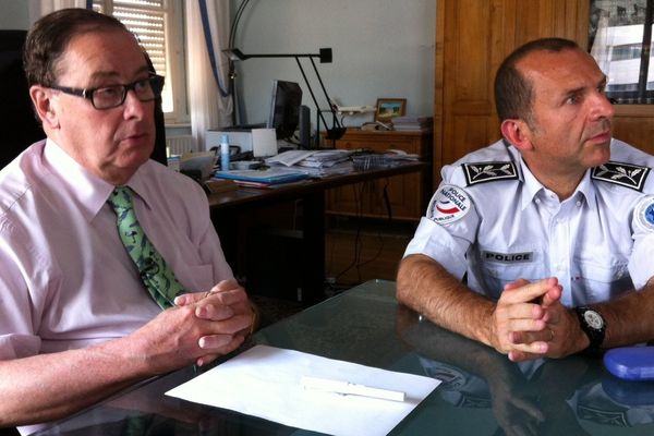 Le procureur de la république de Mulhouse Hervé Robin et le chef de la sûreté départementale du Haut-Rhin, Nicolas Grayer lors du point presse donné au parquet cet après midi.