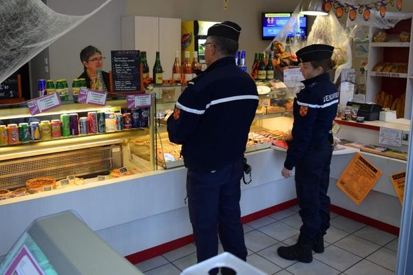 Des réservistes de la gendarmerie en patrouille dans les commerces de Chauvigny.