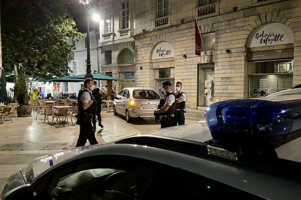 L'homme en voiture a foncé à faible allure heureusement sur la terrasse d'un café du centre-ville de Besançon. 