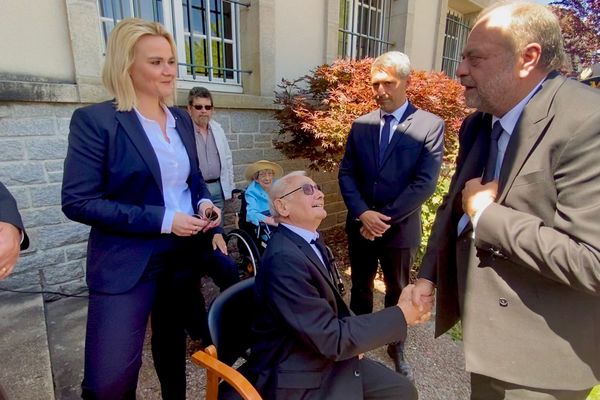 Le ministre de la Justice Eric Dupond-Moretti rencontre Robert Hébras et sa petite-fille Agathe.