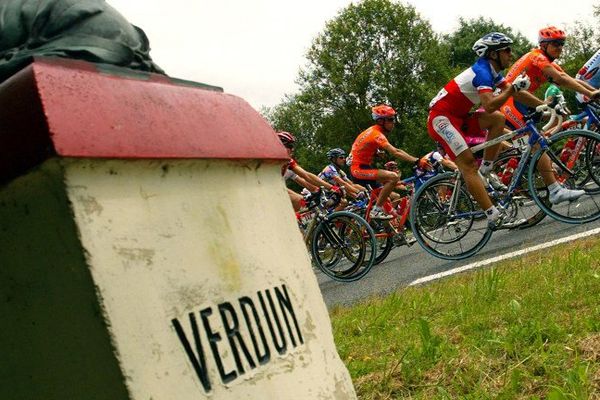 Le tour de France sur "la voie Sacrée" près de Verdun, en 2002, à l'occasion de la 3e étape Metz-Reims le 9 juillet 2002.