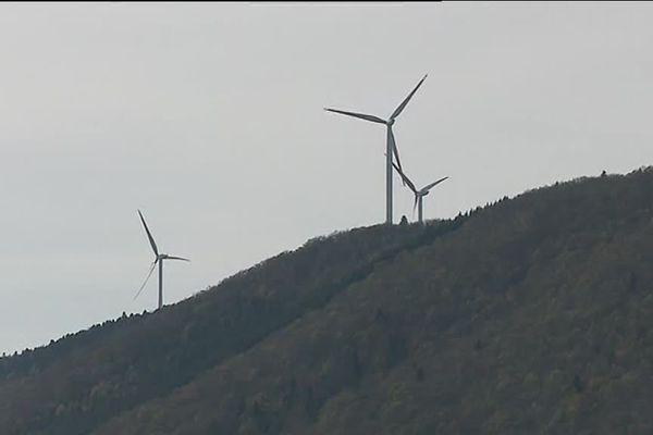 Les éoliennes vues de Vieu-d'Izenave