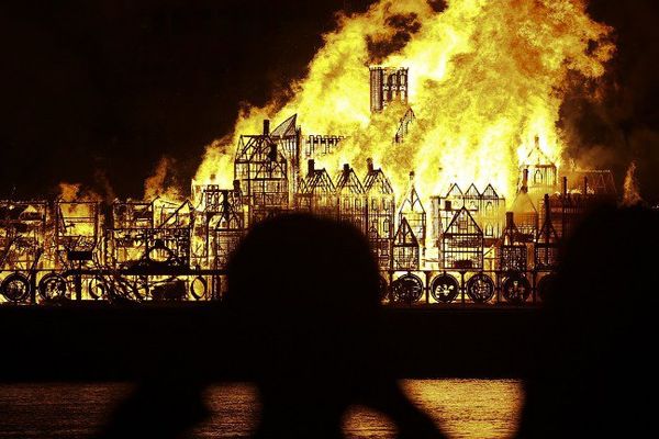 Les Londoniens ont assisté à une reconstitution du Grand incendie de 1666 qui dévasta une grande partie de la capitale anglaise.