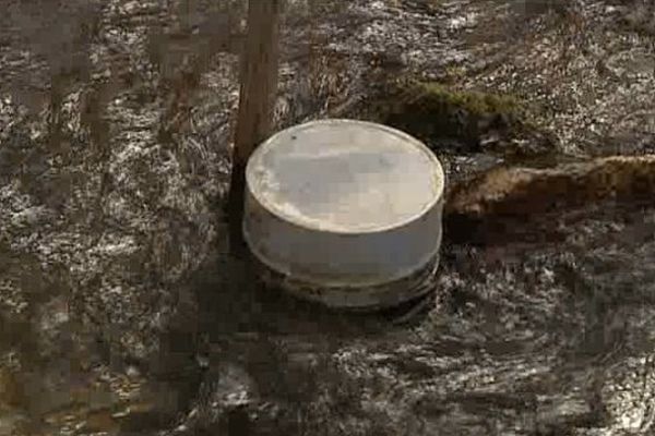 Le fameux filtre gravitaire. Relié à un abreuvoir et combiné à la pose de clôtures électriques il évite la pollution des milieux aquatiques.