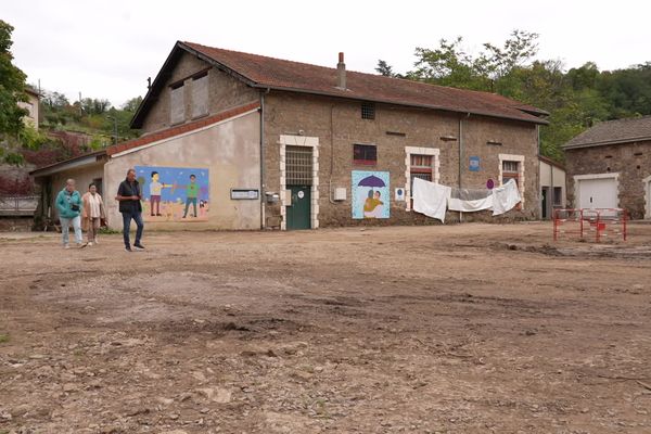 Le bâtiment qui hébergeait le secours populaire a été fragilisé par les inondations, il est désormais interdit d'accès.