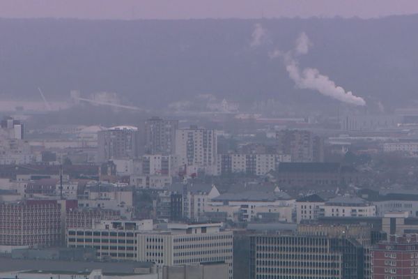 Ciel de l'agglomération de Rouen et fumées des usines 