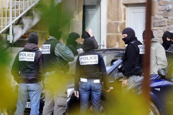 Le 11 juillet 2008 la police interpelle à Tarnac des membres présumés du groupe.