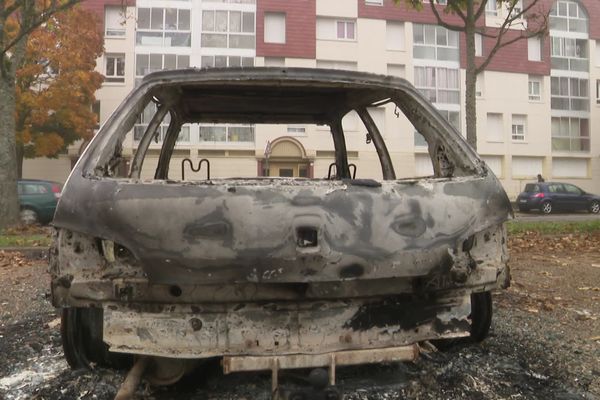 Une des voitures incendiées dans la nuit du 26 au 27 octobre 2021 dans le quartier de Perseigne à Alençon