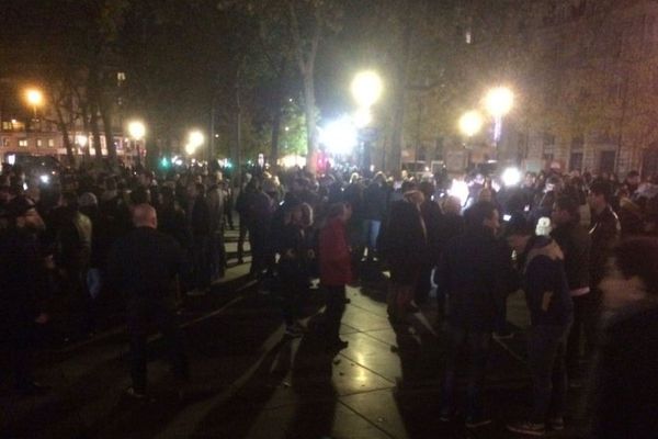 Des policiers rassemblés place de la République, à Paris, dans la nuit du 19 au 20 octobre.