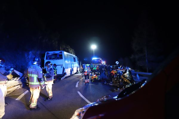 260 pompiers, membres du samu et de la sécurité civile ont œuvré à la prise ne charge des victimes de l'accident de bus survenu hier, 1er décembre 2024, à Porté-Puymorens dans les Pyrénées-Orientales. Le dernier bilan fait état de 2 morts, et d'une quarantaine de blessés dont une dizaine en urgence absolue.