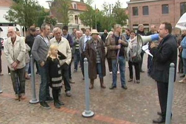 Une centaine de personnes se sont rassemblées place de la mairie à Lezennes.