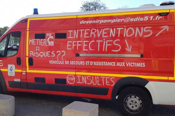 Un camion de pompiers dans la Marne, à l'occasion d'un mouvement social en 2019.