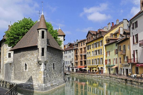 Vue d'Annecy : le Palais de l'Isle au bord de la rivière Thiou