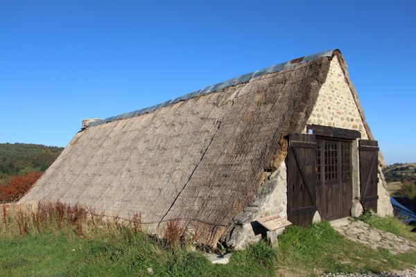 Ancienne ferme d'estive typique du Forez, la Jasserie du Coq Noir accueille les randonneurs dans les Hautes-Chaumes. 