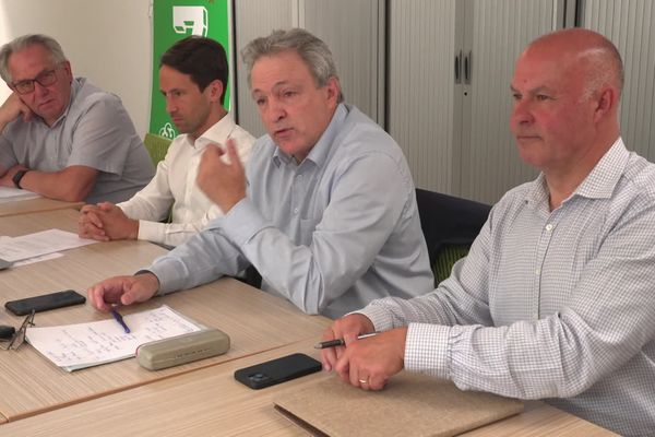 Lionel Peluhet, au centre, a organisé un premier conseil d'administration ce jeudi. A droite de la photo, le nouveau président délégué du Limoges CSP, Xavier Bonnafy.