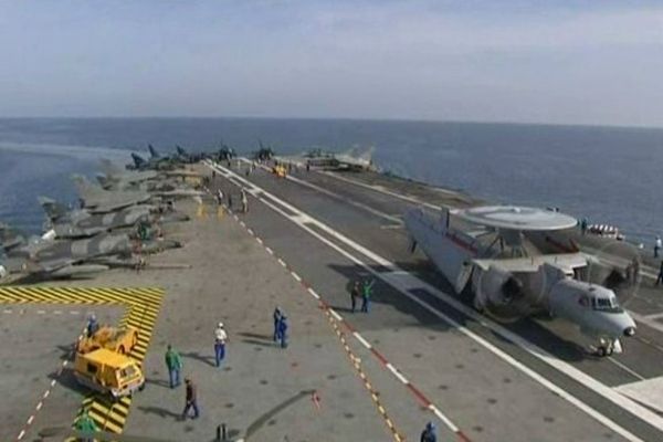 Sur le porte-avion Charles-de-Gaulle, au large de Fréjus pendant les exercices de débarquement « Catamaran »