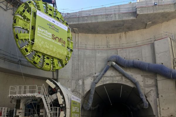 Le tunnelier mesurera à terme 106 mètres et pèsera 1 450 tonnes.