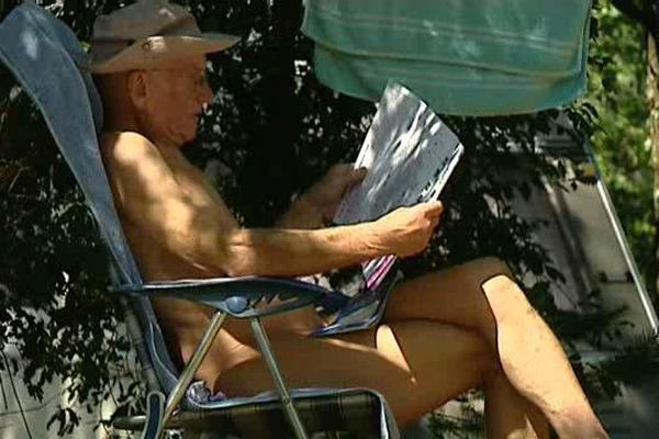 Le camping naturiste du Domaine de La Gagère, dans la Nièvre, accueille de nombreux Néerlandais. 