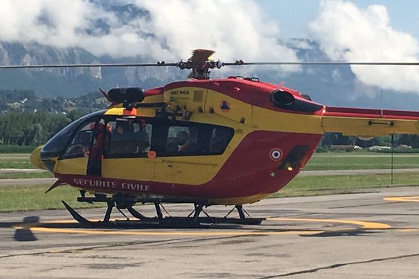 Dragon 38, l'hélicoptère de la sécurité civile qui intervient sur la plupart des secours.