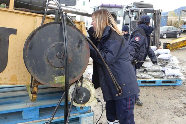 Dans la nuit de dimanche à lundi, les douaniers de la brigade de Narbonne ont saisi près de 1,3 tonne de cannabis dans le chargement d’un poids-lourd en provenance d’Espagne et se dirigeant vers le Danemark. La valeur de la drogue est estimée à près de 10 millions d’euros.