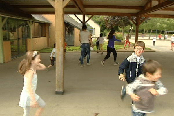 Dans un cour d'école, c'est la récré!