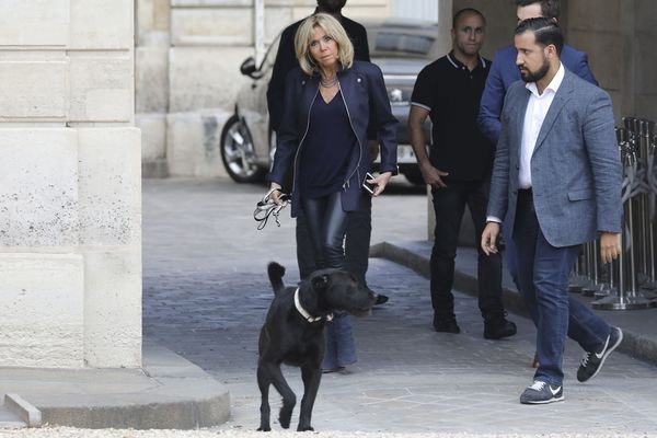 Alexandre Benalla aux côtés de Brigitte Macron, le 12 octobre 2017.