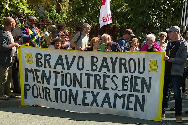 Une centaine de manifestants ont accueilli Gabriel Attal, à Pau, avec des casseroles.