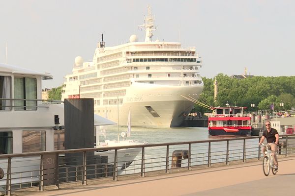 Les paquebots ne peuvent bénéficier des bornes électriques installés sur les quais pour se brancher et couper leur moteur.