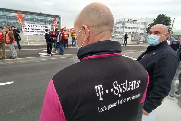 Ce jeudi matin les salariés de T-Systems, sous-traitant d'Airbus, ont manifesté et distribué des tracts devant l'entrée d'Airbus à St-Martin du Touch.