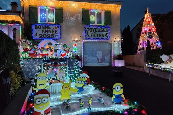 À chaque Noël , la maison de Laurent et Evelyne est décorée pour la bonne cause.