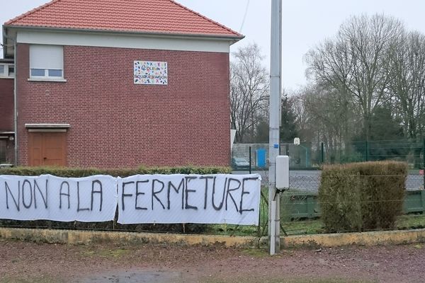 Les parents d'élèves se mobilisent contre les fermetures de classes dans tout le département.