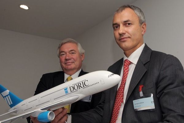 Le chef des ventes d'Airbus John Leahy (à gauche) avec le patron de Doric Mark Lapidus, lors de la signature du contrat au Bourget